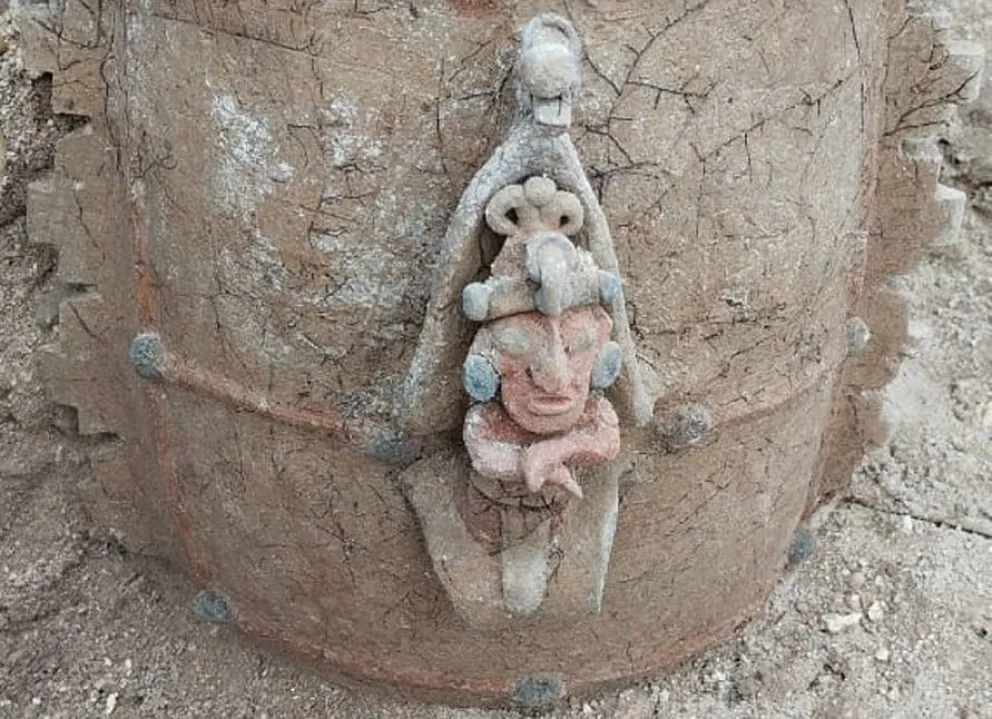 El INAH halla urna funeraria con la imagen del dios del maíz, en el Tramo 7 del Tren Maya