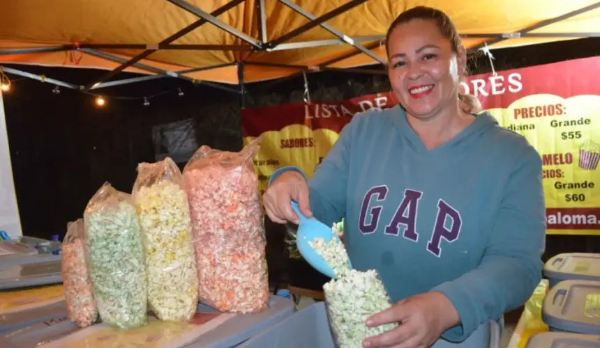 Karla oferta las palomitas de sobre la avenida Patria, a la altura del fraccionamiento Nueva Galicia y colonia Toledo Corro. De miércoles a domingo de 6:00 p.m. a 10:00 p.m. También todos los domingos puedes adquirir el producto en el Tianguis Huizaches.