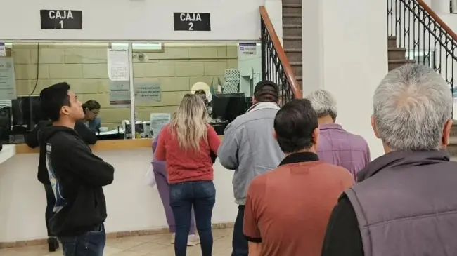 Personas acuden a pagar su predial en Navolato.