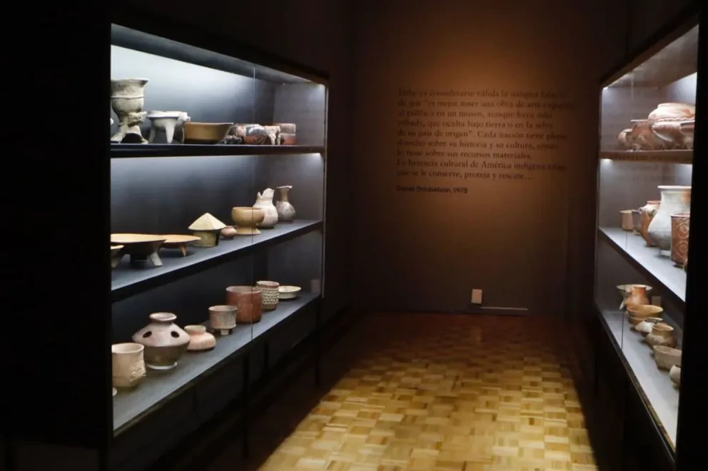Exposición de piezas arqueológicas recuperadas en el exterior.