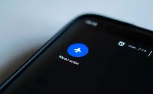 ¿Por qué se debe activar el modo avión en los dispositivos al subir a un vuelo? 