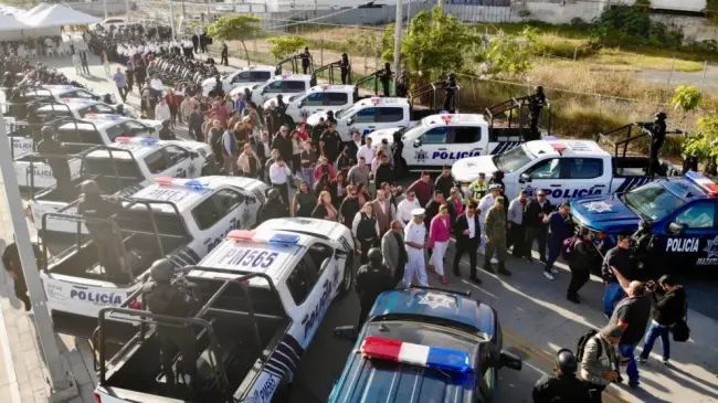 Gobierno de Mazatlán entrega nuevas patrullas, moto patrullas y uniformes a la SSP.