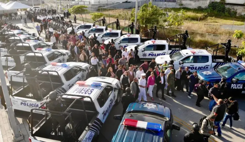 Gobierno de Mazatlán entrega nuevas patrullas, moto patrullas y uniformes a la SSP.