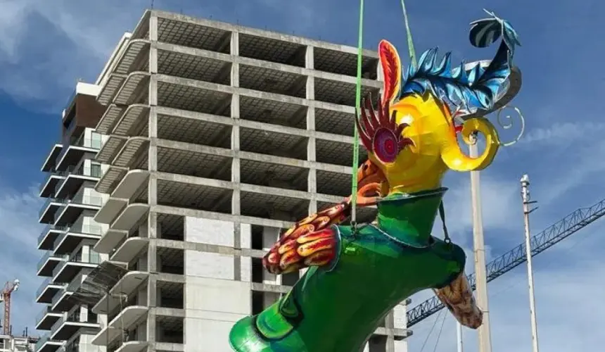 Llegan al malecón de Mazatlán los monigotes de Carnaval