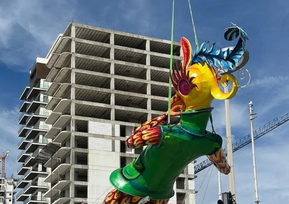 Llegan al malecón de Mazatlán los monigotes de Carnaval