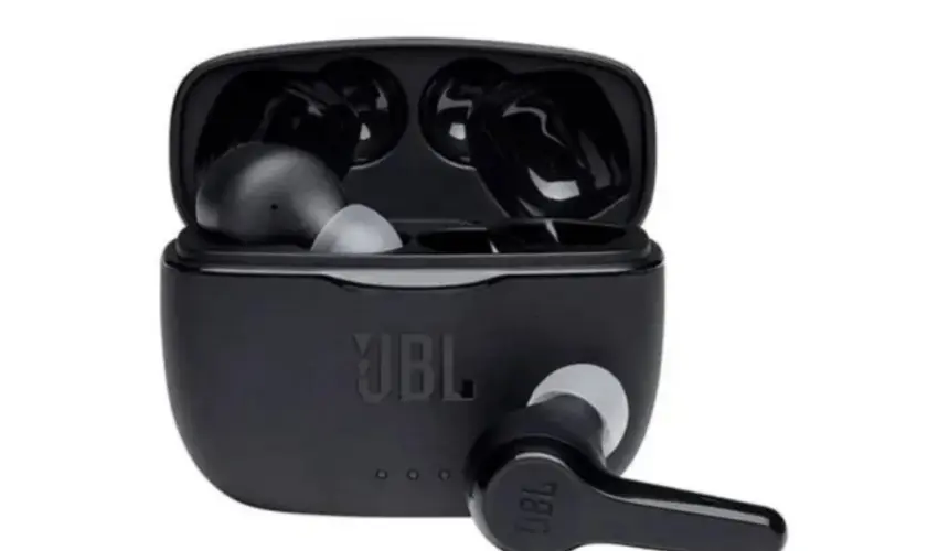 Los auriculares JBL Tune 215 TWS tienen buena relación entre su precio y sus características, señalan los usuarios. Foto: Cortesía