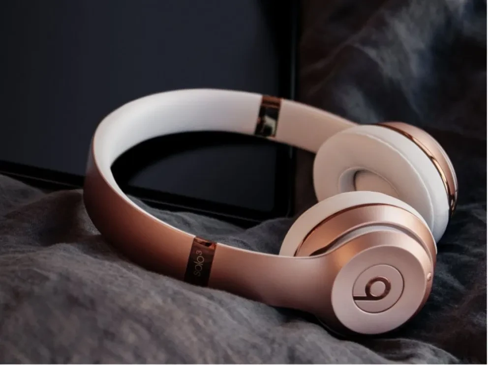 Mercado Libre remata los audífonos Beats Solo3 con diseño de lujo y batería de 40 horas