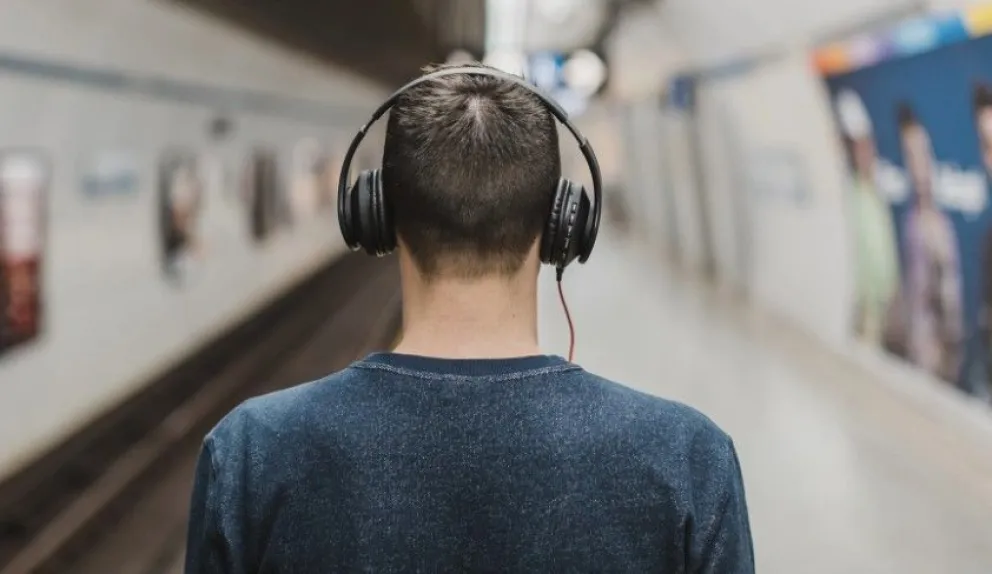¿Escuchas música con audífonos? Puede reducir mortalidad