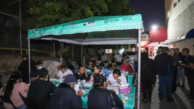El DIF Bienestar Culiacán entrega de alimento y atole en el Hospital General de Culiacán.