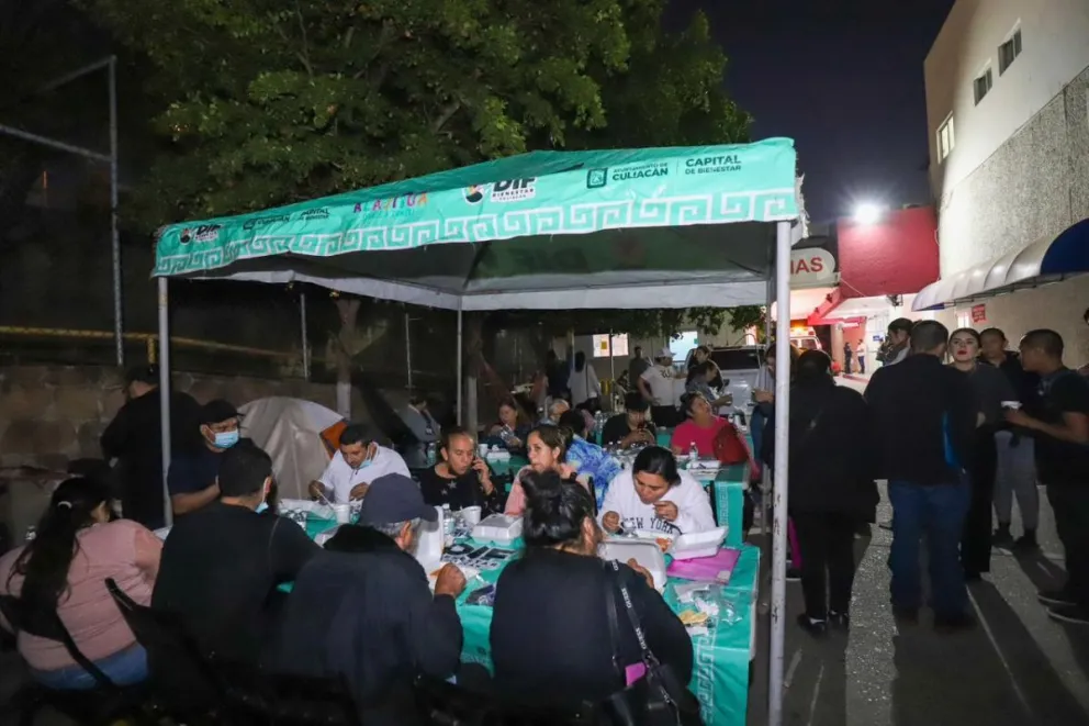 El DIF Bienestar Culiacán entrega de alimento y atole en el Hospital General de Culiacán.