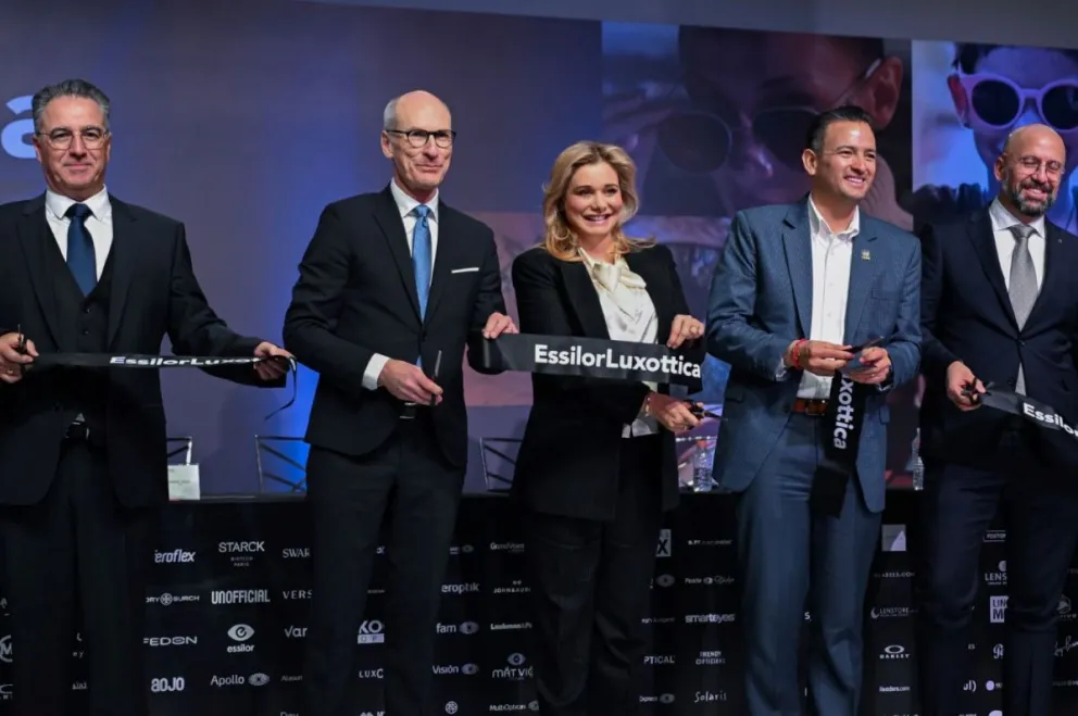 Durante la ceremonia de inauguración de la nueva planta de EssilorLuxottica, SOFI II, en Chihuahua. Foto: Cortesía