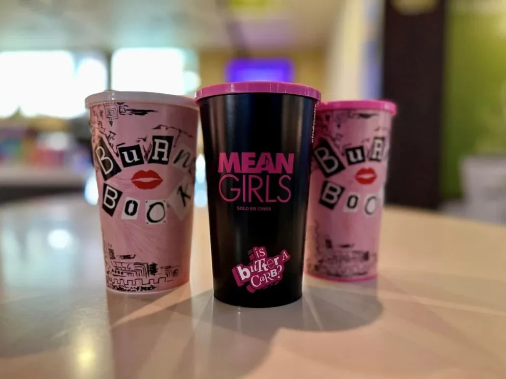 Llegan a Cinépolis los vasos de la película de Chicas Pesadas (Mean Girls). Foto: Cortesía