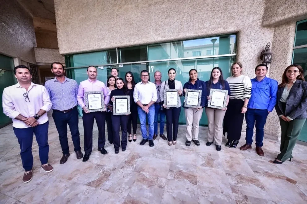 Reciben distintivo de Playa Platino cinco hoteles de Mazatlán por participar en acciones de la conservación de sus playas