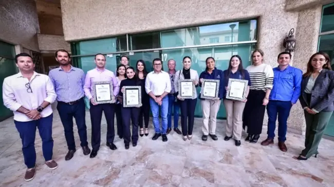 Reciben distintivo de Playa Platino cinco hoteles de Mazatlán por participar en acciones de la conservación de sus playas