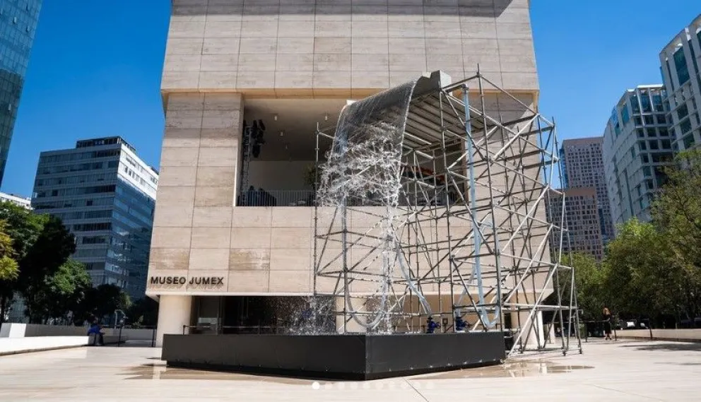 ¿Qué representa la misteriosa estructura en forma de cascada frente al Museo Jumex?