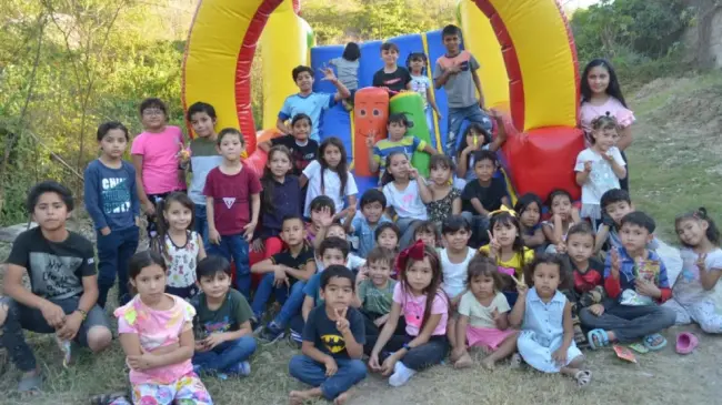 Los niños y niñas saltaron hasta que se cansaron en el brincolín y le pegaron a las piñatas. Fotos: Juan Madrigal