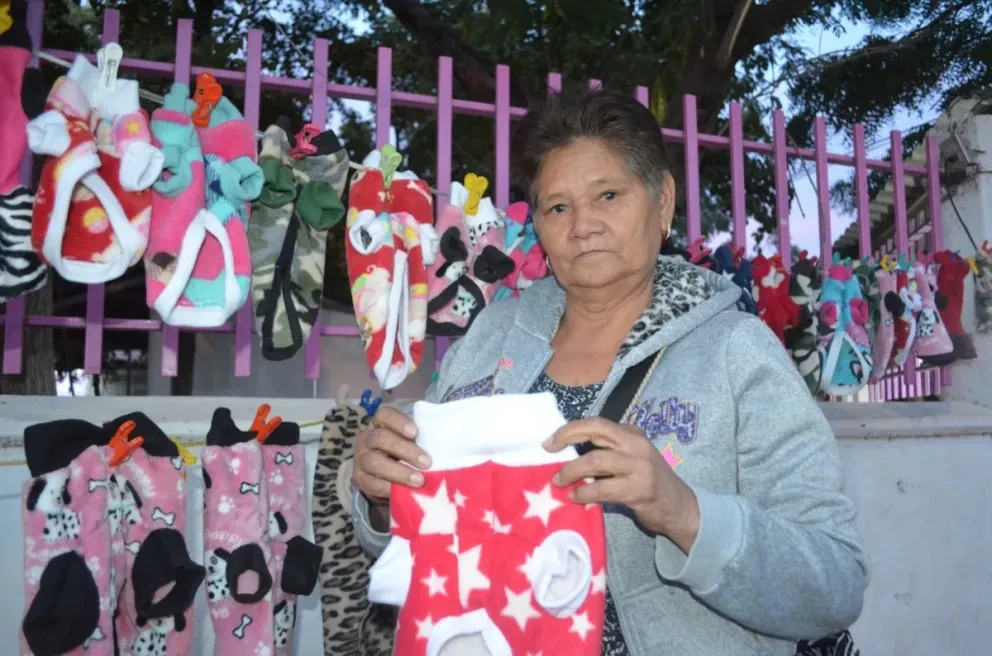 Elisa Ramos Bustamante oferta sus prendas en la esquina de José Vasconcelos y Juan E. Guerra en la colonia Amistad de Culiacán. Fotos: Juan Madrigal/Lino Ceballos
