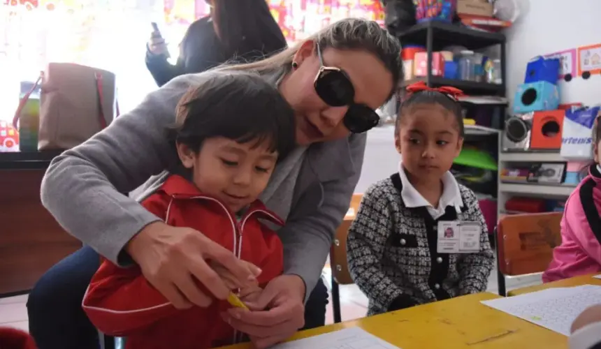 Karina López es la maestra resiliente de Culiacán que con suaves letras ilumina la vida dibujando oportunidades