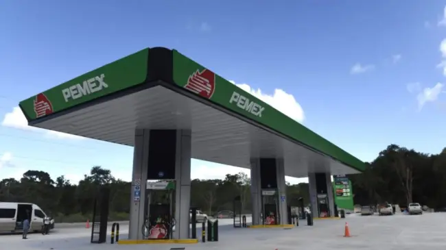 Inaugura AMLO la primera gasolinería de Bienestar en Calakmul, Campeche.