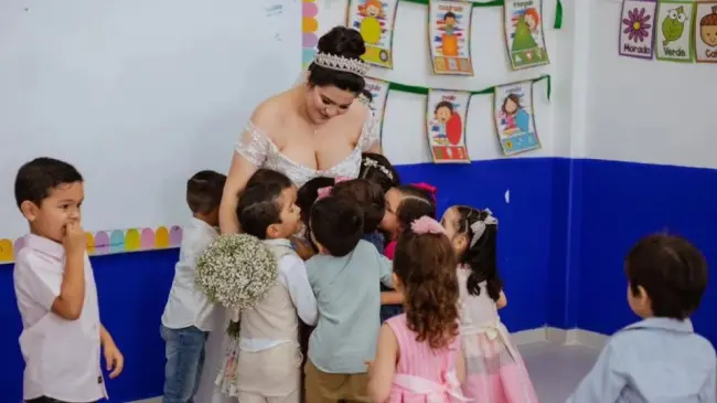 Miss Sheila decidió que su sesión de fotos de boda fuera en compañía de sus alumnas y alumnos de preescolar. Foto: Gerson Piñata