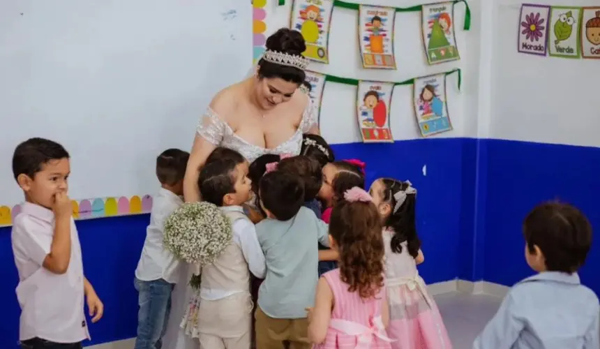 Miss Sheila decidió que su sesión de fotos de boda fuera en compañía de sus alumnas y alumnos de preescolar. Foto: Gerson Piñata