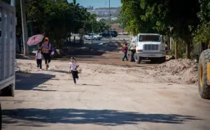 ¡Más progreso! Pavimentan calles en la colonia Huizaches en Culiacán