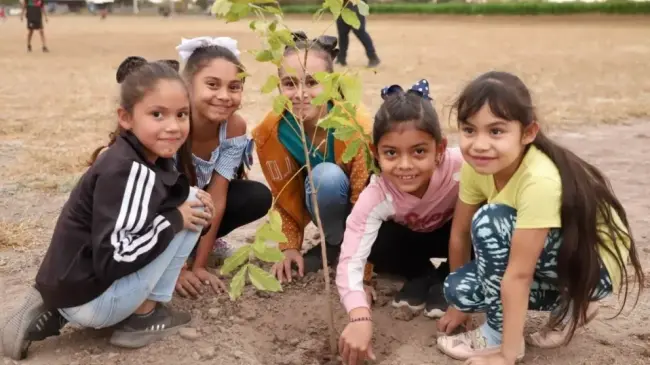 Los niños y niñas muy felices participan en la plantación de árboles en pro del cuidado del medio ambiente en Elota.