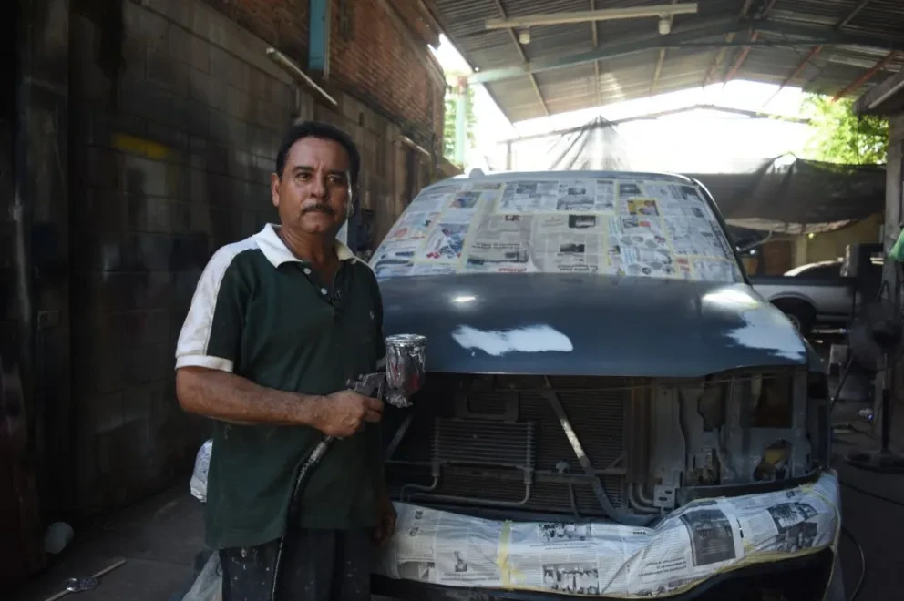 Carlos Enrique Rodríguez Ontiveros, desde niño le gusta la ganarse la vida y tiene más de tres décadas dedicado a reparar y pintar automóviles con acabado de alta calidad. Fotos: Lino Ceballos