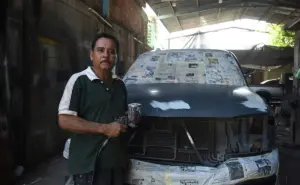 Carlos Enrique, toda una vida dedicada a “guapear” autos en la colonia 21 de Marzo en Culiacán