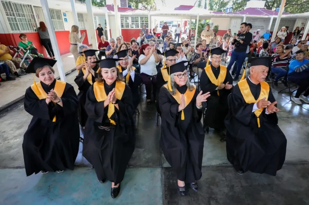 Adultos mayores de Culiacán se gradúan de informática.