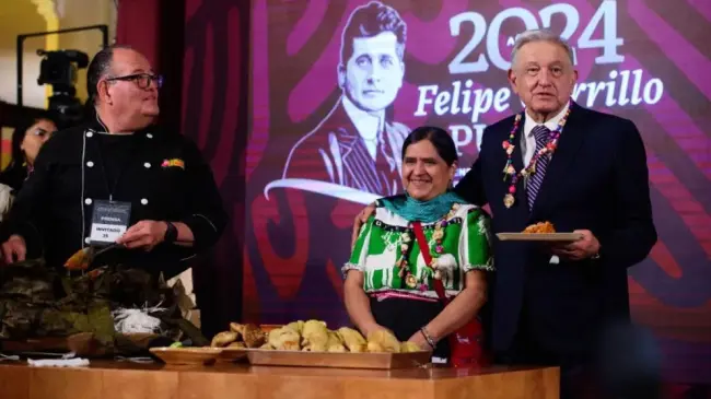 Andrés Manuel López Obrador durante la mañanera celebrando el Día de la Candelaria.