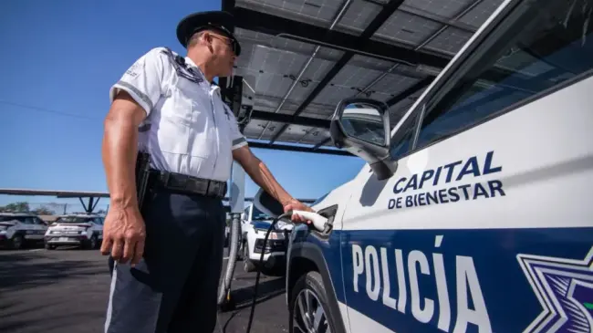 Gobierno de Culiacán entrega 30 patrullas eléctricas y equipamiento táctico a la SSPyTM.