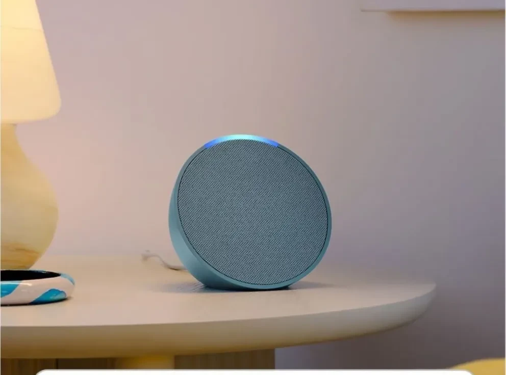 La bocina inteligente Echo pop está disponible en colores como: verde azulado, blanco, negro y lavanda. Foto: Cortesía