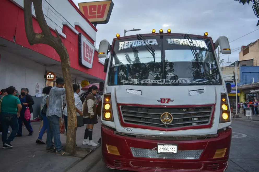 Muy contentos los usuarios toma el camión de la ruta República Mexicana, en la Ley Rubí. Fotos: Lino Ceballos