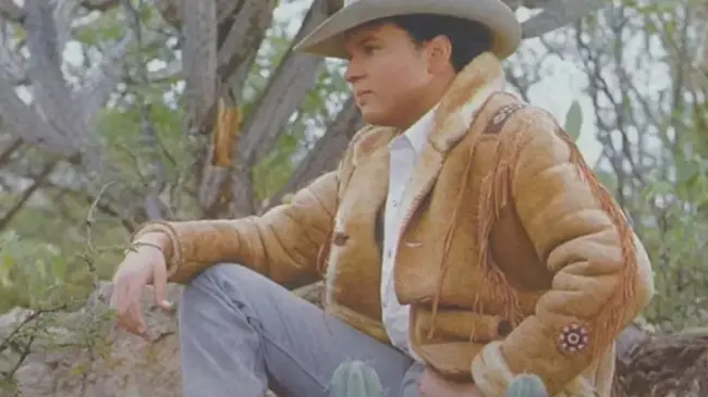 El cantante Pepe Aguilar en su juventud cuando protagonizó la película El Hijo de Lamberto Quintero.