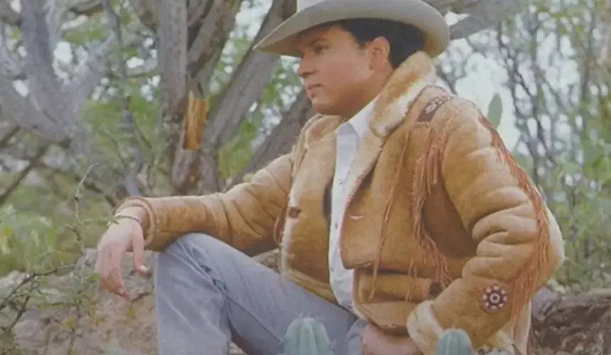 El cantante Pepe Aguilar en su juventud cuando protagonizó la película El Hijo de Lamberto Quintero.