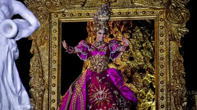 Reina del Carnaval de Mazatlán durante el desfile.