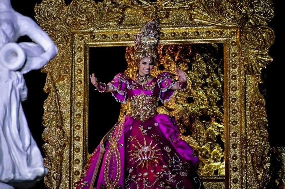 Reina del Carnaval de Mazatlán durante el desfile.