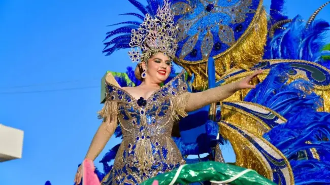 Reina del carnaval de Guamúchil durante el desfile.