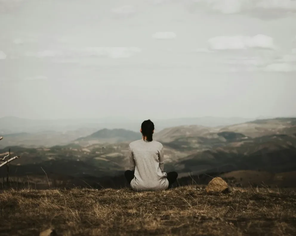 Persona meditando. Foto: Milan Popovic