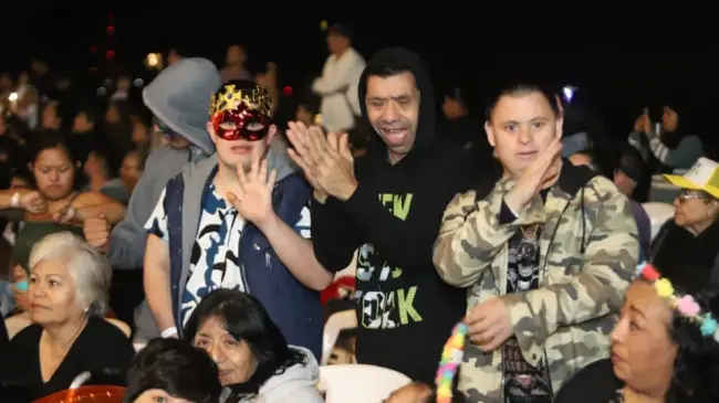 Disfrutan personas con discapacidad y adultos mayores del primer desfile del Carnaval Mazatlán 2024, en área especial incluyente.