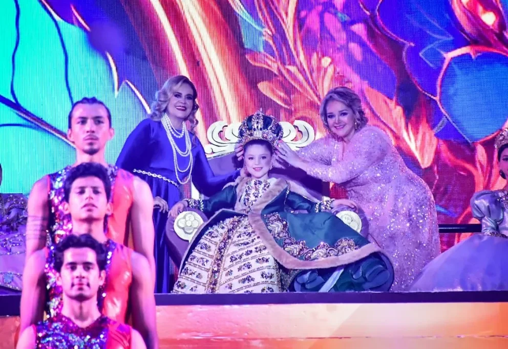 Carnaval Mazatlán 2024 María Paula I es coronada como Reina Infantil