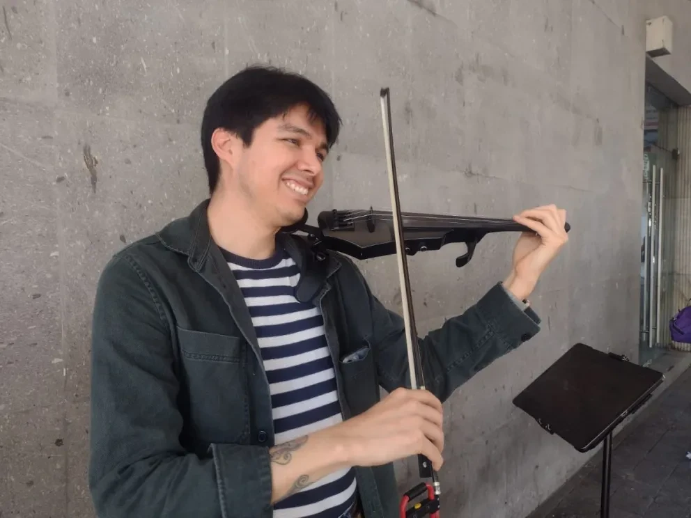 En el centro de Culiacán Alfonso Sánchez es el violinista que cambia los ritmos de la vida