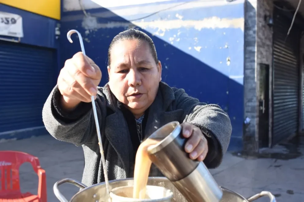 Cony Resendez sale cada mañana a vender su atole y gorditas para mitigar el frío.
