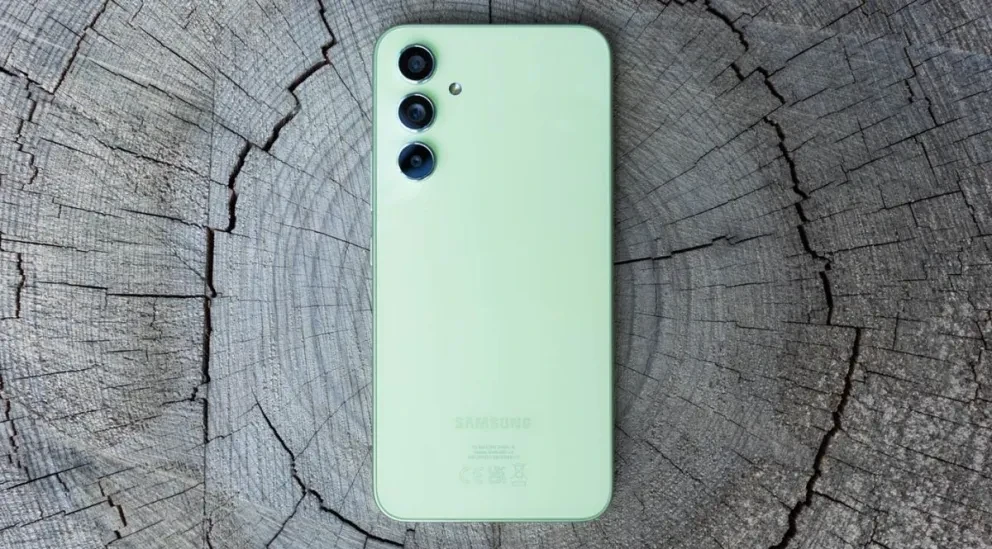Incluye 128 GB de almacenamiento, pantalla de 6.4, dos cámaras, entre otros añadidos. Foto: Elektra