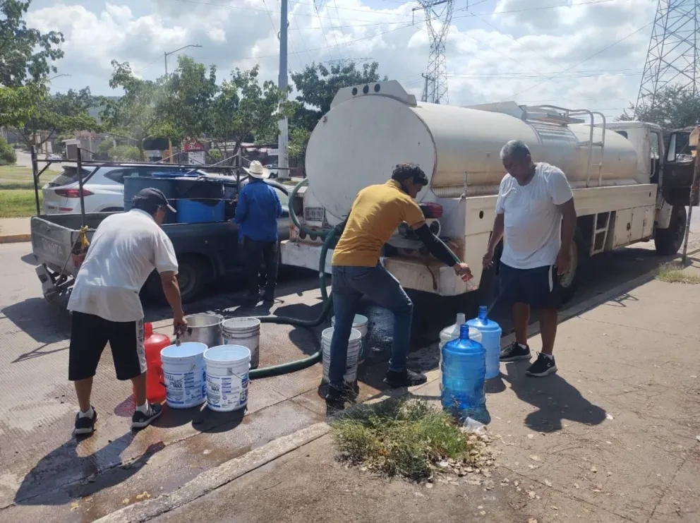 Pipas estarán recorriendo las colonias que están sin agua en Culiacán. Foto: Cortesía