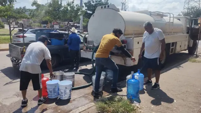 Pipas estarán recorriendo las colonias que están sin agua en Culiacán. Foto: Cortesía