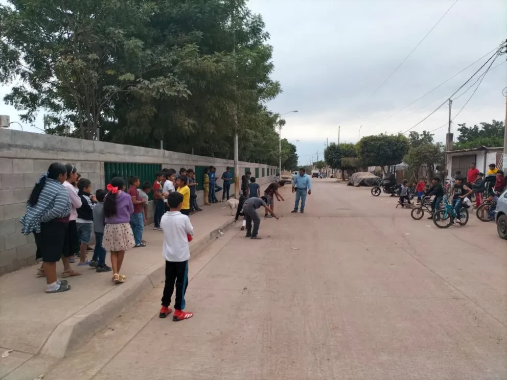 Villa Juárez, Navolato.- El trompo vuelve como juguete a Villa Juárez deleitando a los niños en la calle, como una sana alternativa de diversión. El juguete del trompo resistió en México durante casi todo el siglo XX, y luego con la modernización y os jug