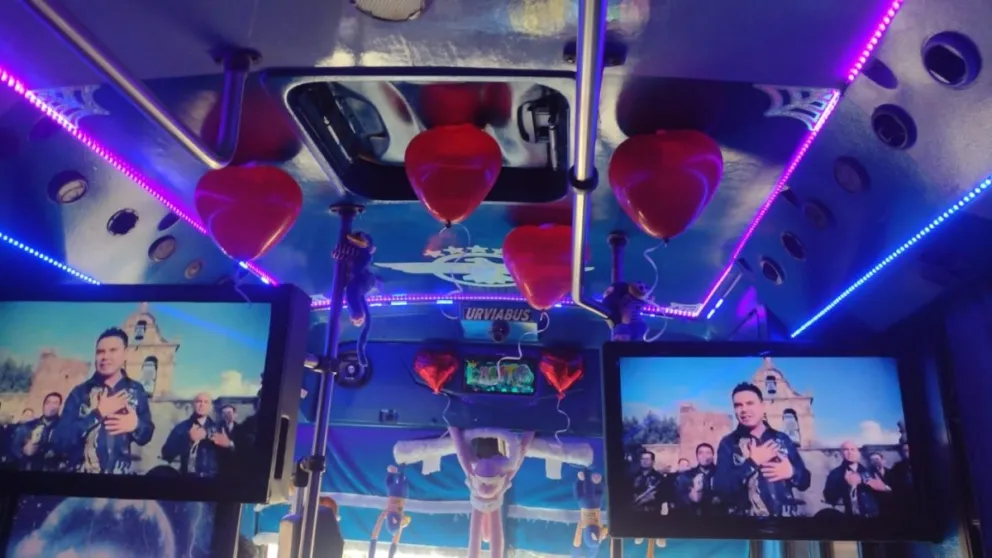 Chofer de Culiacán decora camión y regala chocolates a pasajeros por el Día de San Valentín. Foto: Tus Buenas Noticias