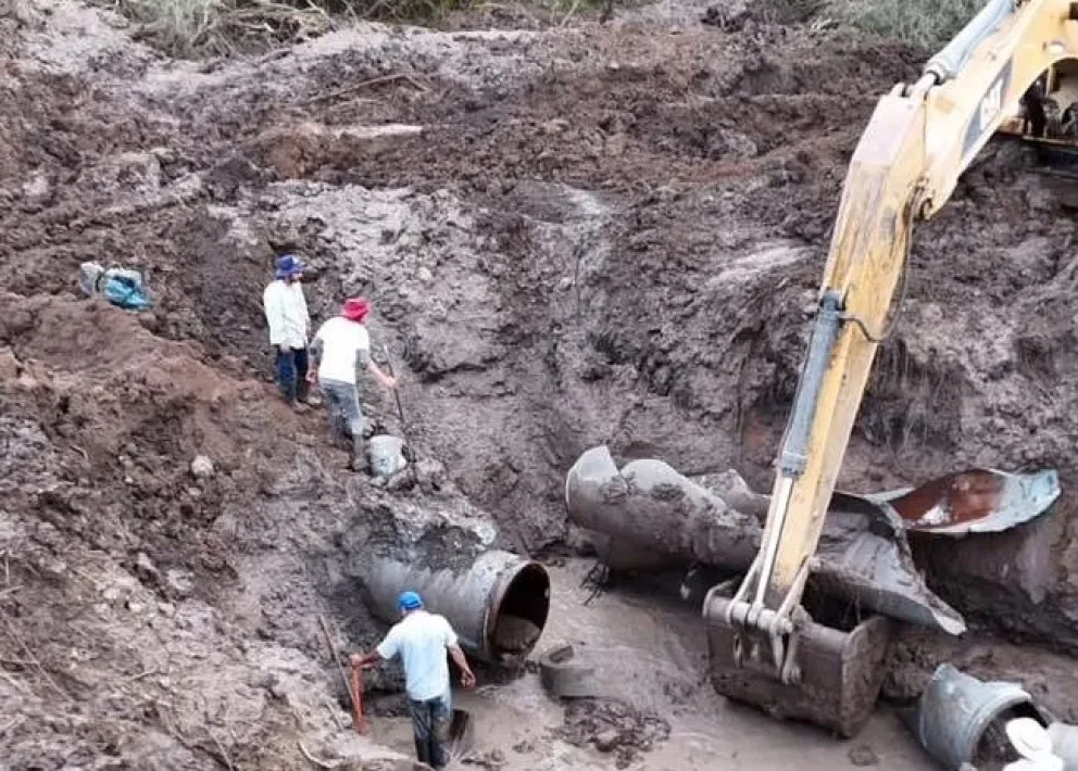Trabajadores de JAPAC trabajan para que pronto colonias afectadas puedan volver a tener agua potable.